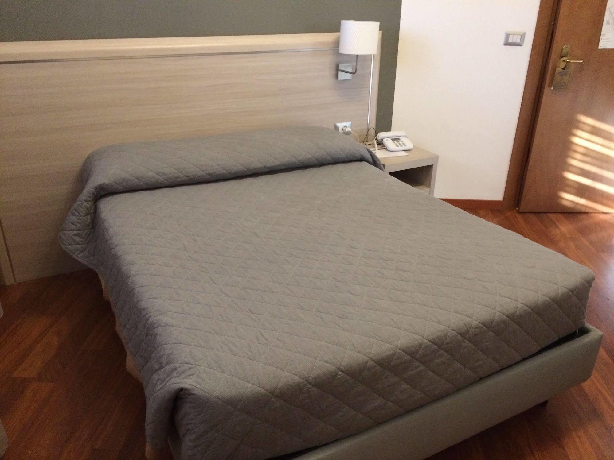 Twelve Hotel Moncalieri Cameră foto