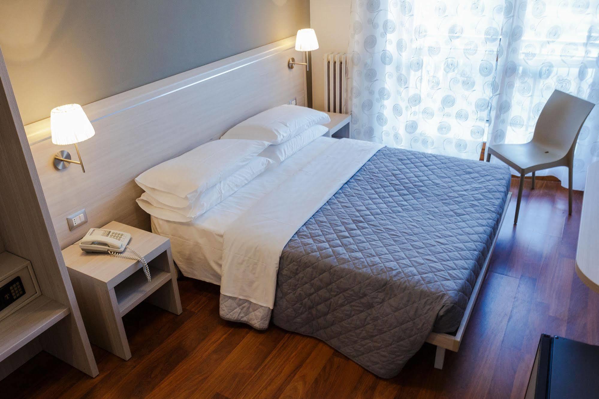 Twelve Hotel Moncalieri Cameră foto